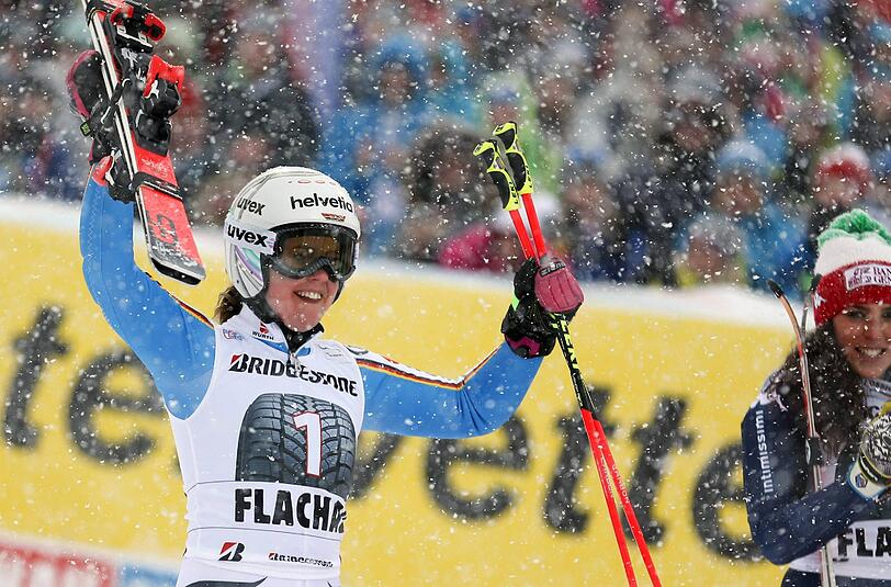 Freude bei Viktoria Rebensburg (l.) im Ziel.