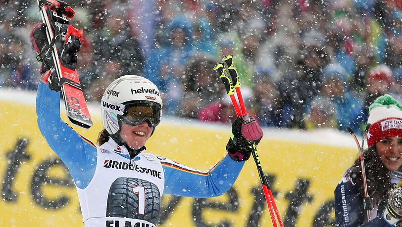 Freude bei Viktoria Rebensburg (l.) im Ziel. Freude bei Viktoria Rebensburg (l.) im Ziel.