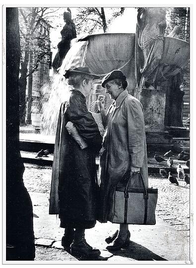 50er Jahre: Münchnerinnen treffen sich zum Ratschen am Nornenbrunnen, der damals noch am Stachus gestanden hat.
