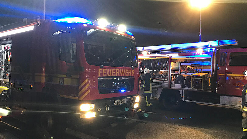 Im Kleinlaster verbrennen zwei Menschen nach dem Auffahrufall auf der A6. Die Bilder der Nacht.