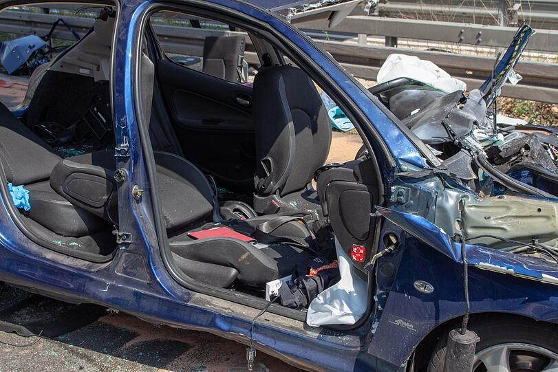 Der Pkw wurde komplett zerstört, sowohl die Fahrerin als auch der Fahrer erlitten schwere Verletzungen. Auch viele Insassen im Bus wurden verletzt. Die Bilder vom Unfallort auf der A73 bei Nürnberg.