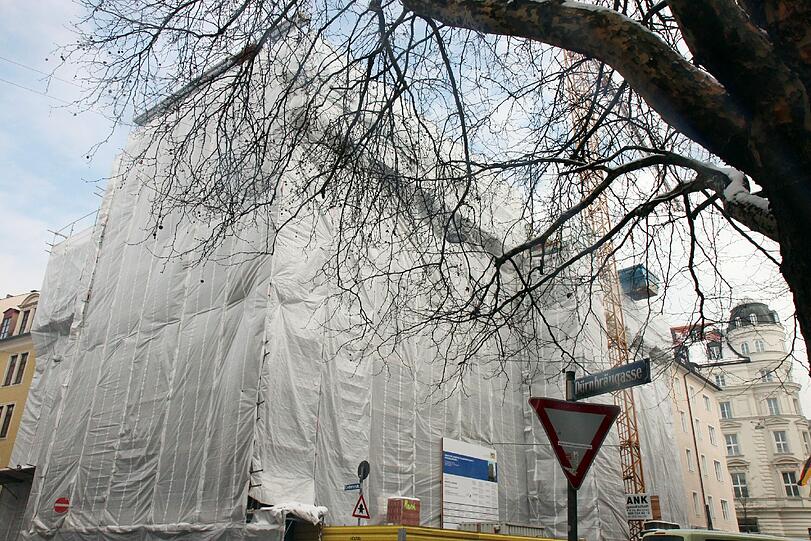Hochbrückenstraße 7, Sanierung und Umbau der Polizeiinspektion 11: Die Polizeiinspektion 11 zwischen Tal und Maximilianstraße ist mit 192 Beamten eine der größten in Bayern &ndash; besonders schön hatten es die Polizisten deshalb nicht. Vor allem die sanitäre Situation im Haus aus dem Jahr 1923 war eine echte Katastrophe.