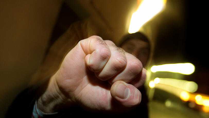 Die Jugendlichen waren in einer Gruppe zwischen 15 und 20 Personen. Gemeinsam schlugen sie auf Vater (30) und Sohn (15) ein. (Symbolbild) Die Jugendlichen waren in einer Gruppe zwischen 15 und 20 Personen. Gemeinsam schlugen sie auf Vater (30) und Sohn (15) ein. (Symbolbild)