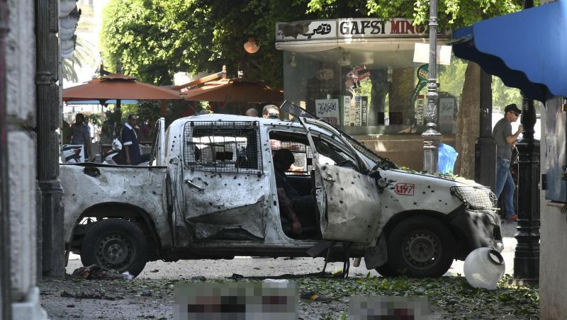 Ein von der Wucht der Explosion zerstörtes Auto in Tunis. Ein von der Wucht der Explosion zerstörtes Auto in Tunis.