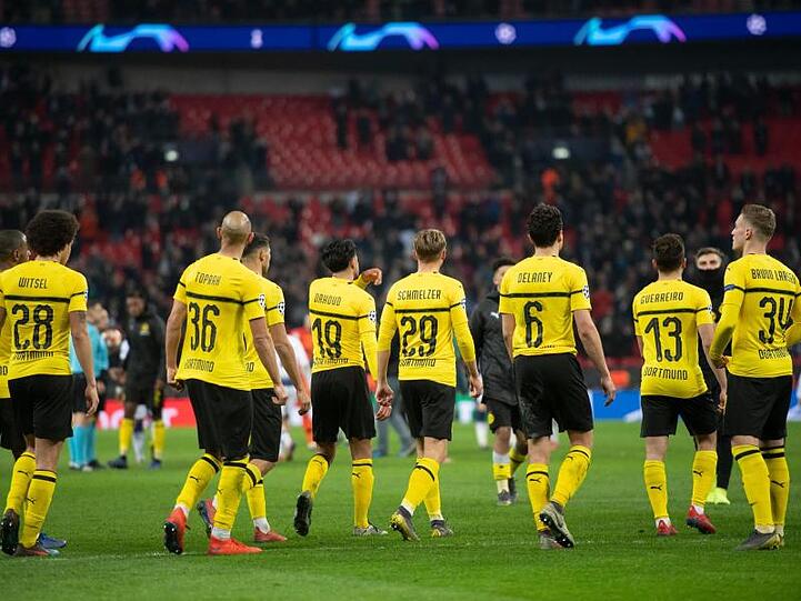 Sichtlich frustriert trotten die Dortmunder Profis nach dem 0:3 bei Tottenham Hotspur vom Platz.