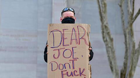"Lieber Joe, versau das nicht!" - Ein Demontrant hält ein Plakat auf der Black Lives Matter Plaza in Washington.
