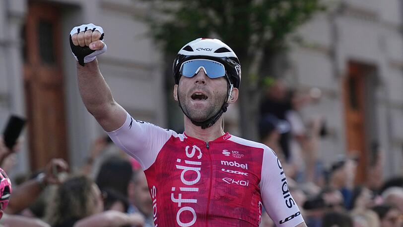 Benjamin Thomas jubelt über seinen Sieg bei der fünften Giro-Etappe.