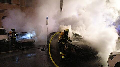 Dichter Rauch erschwerte die Löscharbeiten in der Maistraße.