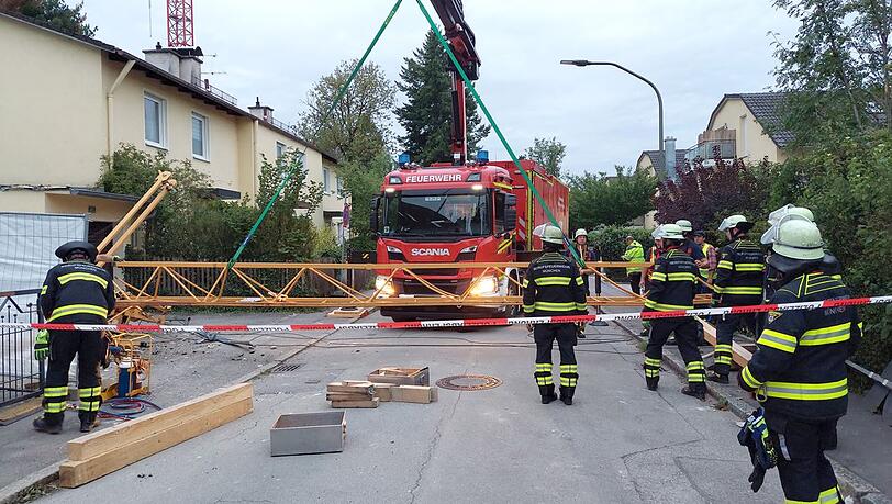 Feuerwehrleute haben den Kran demontiert, er ist inzwischen abtransportiert.