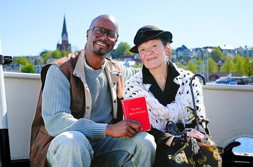 In Flensburg unterhält sich Yared Dibaba mit Hilke Rudolph über die Entstehung der Petuh-Sprache. In Flensburg unterhält sich Yared Dibaba mit Hilke Rudolph über die Entstehung der Petuh-Sprache.