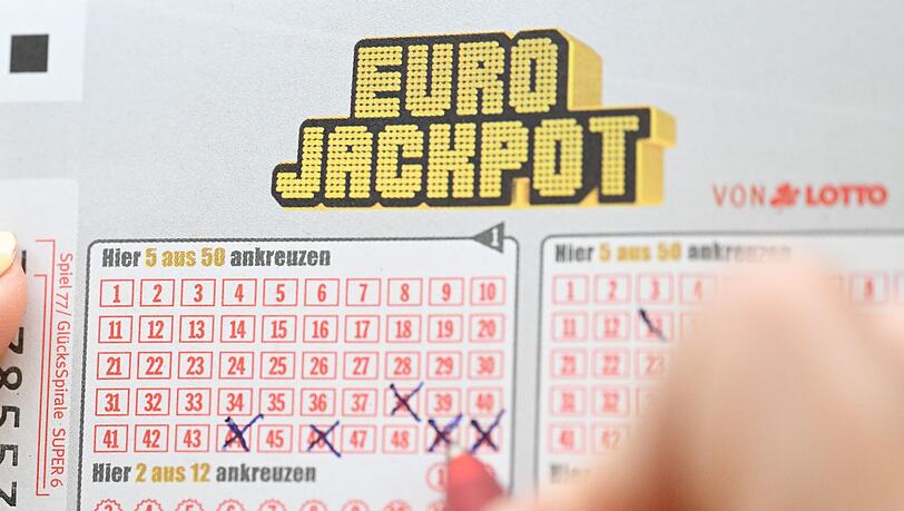 Beim Eurojackpot tippen die Teilnehmer fünf Zahlen und zwei Zusatzzahlen. Beim Eurojackpot tippen die Teilnehmer fünf Zahlen und zwei Zusatzzahlen.