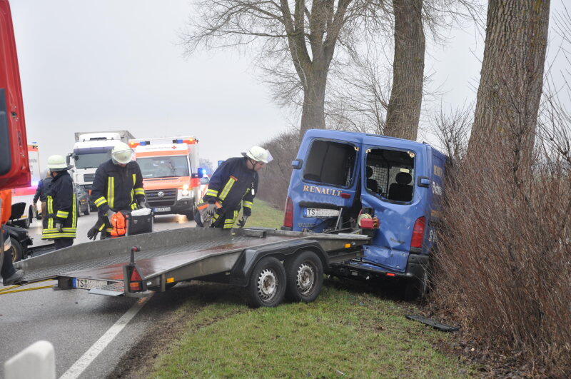 Am Donnerstagmorgen kam es auf der B299 zwischen Altötting und Unterneukirchen zu einem schweren Verkehrsunfall. Der Fahrer eines BMWs überholte mehrere Fahrzeuge und kam dabei ins schleudern. Daraufhin kollidierte das Fahrzeug mit einem Kleintransporter. Dieser erfasse den BMW seitlich auf der Fahrerseite.

Der Fahrer des erlag sofort seinen Verletzungen. Der Fahrer des Transporters wurde mit leichten Verletzungen ins Krankenhaus gebracht.