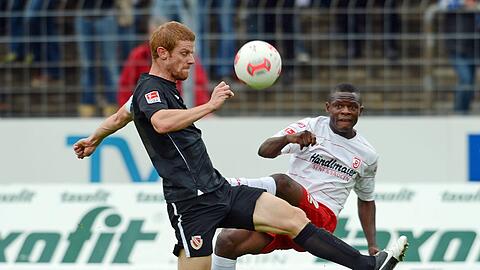 Der Cottbuser Uwe Möhrle (l) kämpft mit Regensburgs Francky Sembolo um den Ball.