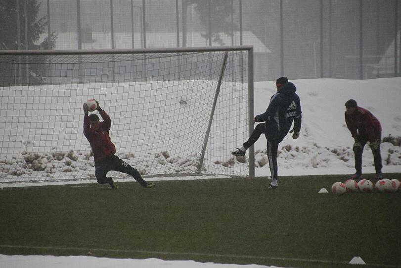 Die Keeper üben mit Torwarttrainer Adam Matysek. Raphael Schäfer fehlte nach seiner Nasen-OP am Vormittag.