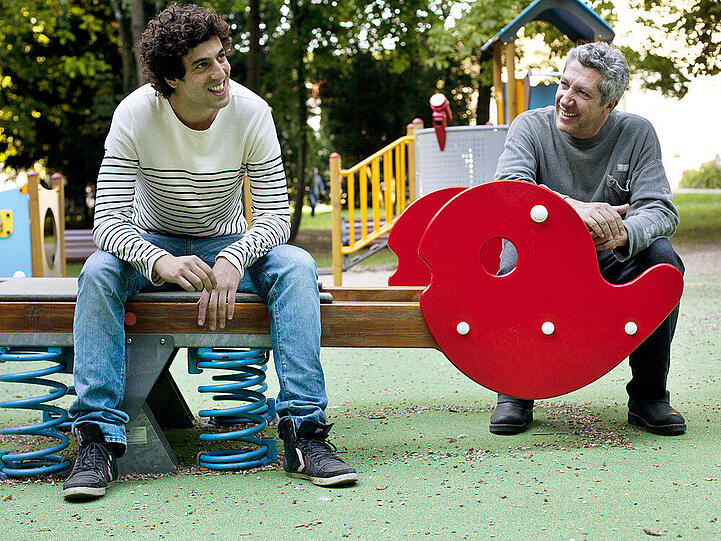 Thomas (Max Boublil) und Gilbert (Alain Chabat) sind auf dem Spielplatz auf der Suche nach etwas zum Rauchen.