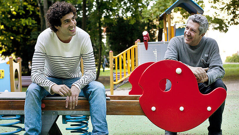Thomas (Max Boublil) und Gilbert (Alain Chabat) sind auf dem Spielplatz auf der Suche nach etwas zum Rauchen. Thomas (Max Boublil) und Gilbert (Alain Chabat) sind auf dem Spielplatz auf der Suche nach etwas zum Rauchen.