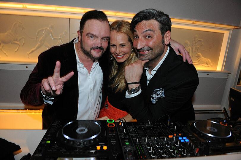 Sorgten für Stimmung: Fürst Alexander zu Schaumburg-Lippe mit Frau Fürstin Nadja und DJ Mousse T.