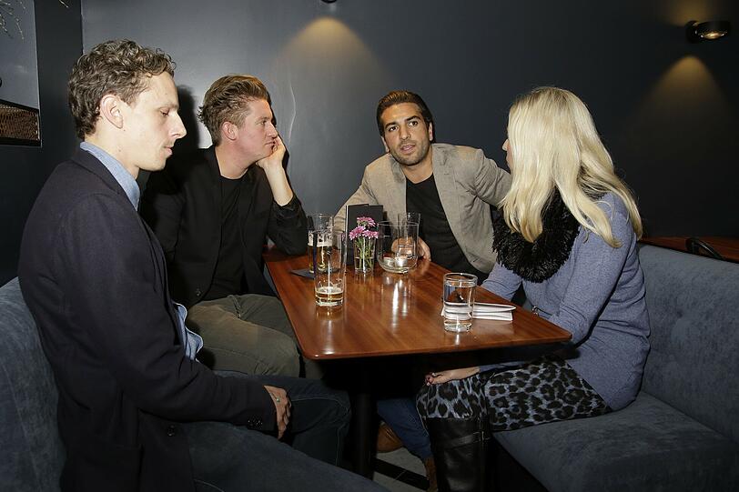 Die "Paisano"-Besitzer Gregor Myszor, Fabio Spagna und Elyas M?Barek im Gespräch mit AZ-Reporterin Kimberly Hoppe