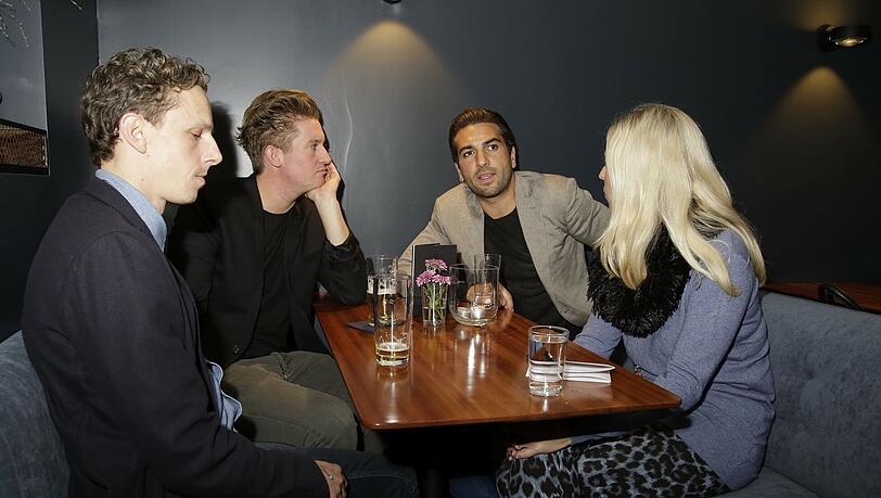 Die "Paisano"-Besitzer Gregor Myszor, Fabio Spagna und Elyas M?Barek im Gespräch mit AZ-Reporterin Kimberly Hoppe Die "Paisano"-Besitzer Gregor Myszor, Fabio Spagna und Elyas M?Barek im Gespräch mit AZ-Reporterin Kimberly Hoppe