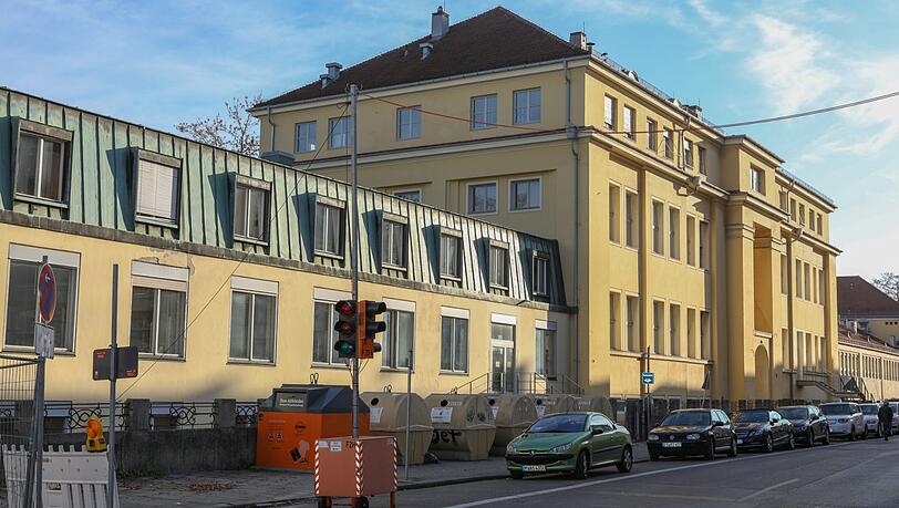 Wird abgerissen: die gelbgestrichene Tierklinik an der Königinstraße. Wird abgerissen: die gelbgestrichene Tierklinik an der Königinstraße.