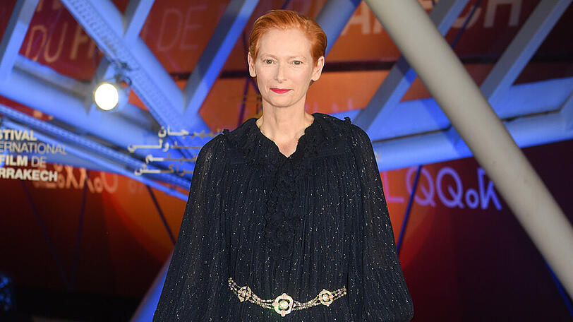Tilda Swinton schimmerte mit dieser blauen Robe auf dem roten Teppich in Marrakesch