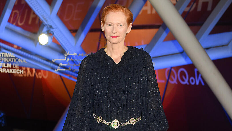 Tilda Swinton schimmerte mit dieser blauen Robe auf dem roten Teppich in Marrakesch Tilda Swinton schimmerte mit dieser blauen Robe auf dem roten Teppich in Marrakesch