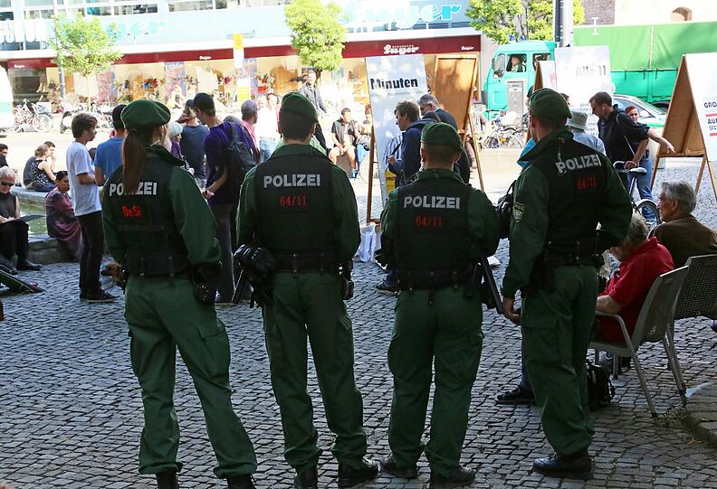 Rund 100 Personen hielten in der Nacht zum Freitag eine Mahnwache zum Thema "kein Mensch ist illegal" ab. Die Bilder vom Rindermarkt.