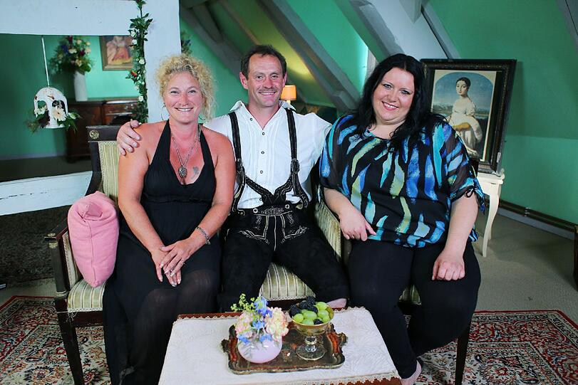 Ackerbauer Markus 'Muck' und die potenziellen Herzdamen Monika und Marlena
