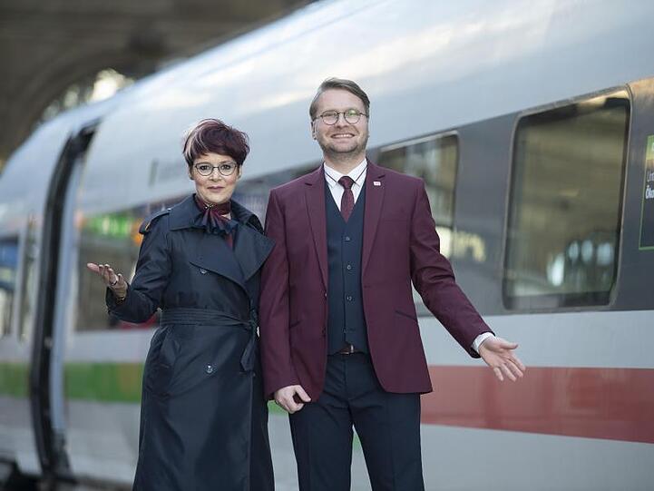 Zwei Mitarbeiter präsentieren die neue Dienstkleidung der Deutschen Bahn.