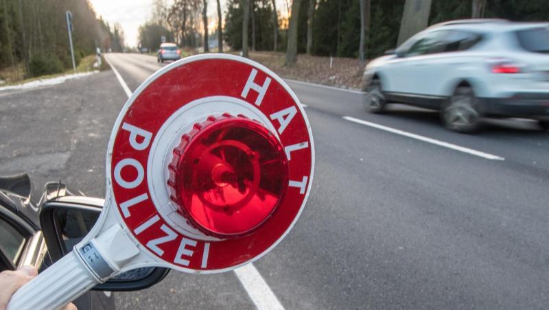 Eine Person hält eine Polizeikelle am Rand einer Fahrbahn. Foto: Armin Weigel/dpa/Archivbild Eine Person hält eine Polizeikelle am Rand einer Fahrbahn. Foto: Armin Weigel/dpa/Archivbild