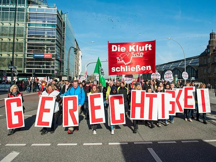 Mitarbeiter des öffentlichen Dienstes in Hamburg ziehen durch die Innenstadt.