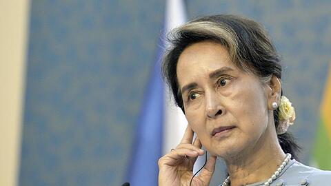 In Myanmar hat ein Gericht die entmachtete Regierungschefin Aung San Suu Kyi zu vier Jahren Haft verurteilt.