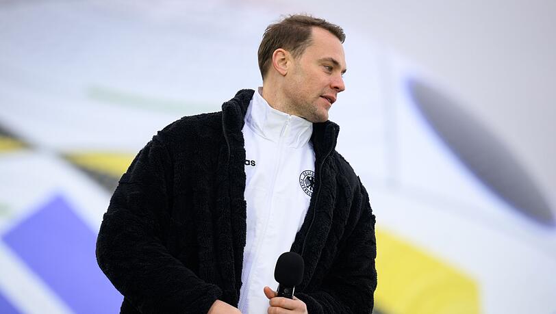 Manuel Neuer, DFB-Torhüter, steht auf dem Maifeld am Olympiastadion. Manuel Neuer, DFB-Torhüter, steht auf dem Maifeld am Olympiastadion.