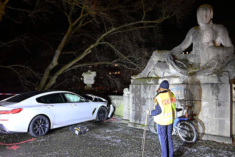 Die Fahrt des Rasers im BMW 850i M endete am massiven steinernen Geländer im Auslauf der Luitpoldbrücke.