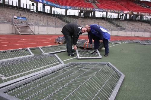 Weg damit, hoffentlich für immer: Die Sperrzäune werden von zwei Stadion-Arbeitern abtransportiert. Die Umbaumaßnahmen haben weniger als 10.000 Euro gekostet.