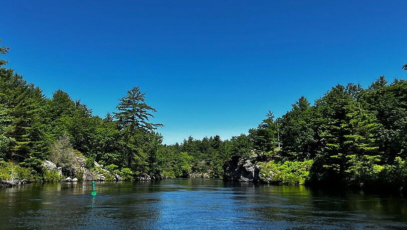 Direkt am malerischen Lake Muskoka, Kanada, gelegen können "Heated Rivalry"-Fans nun noch tiefer in ihre Lieblingsserie eintauchen. Direkt am malerischen Lake Muskoka, Kanada, gelegen können "Heated Rivalry"-Fans nun noch tiefer in ihre Lieblingsserie eintauchen.