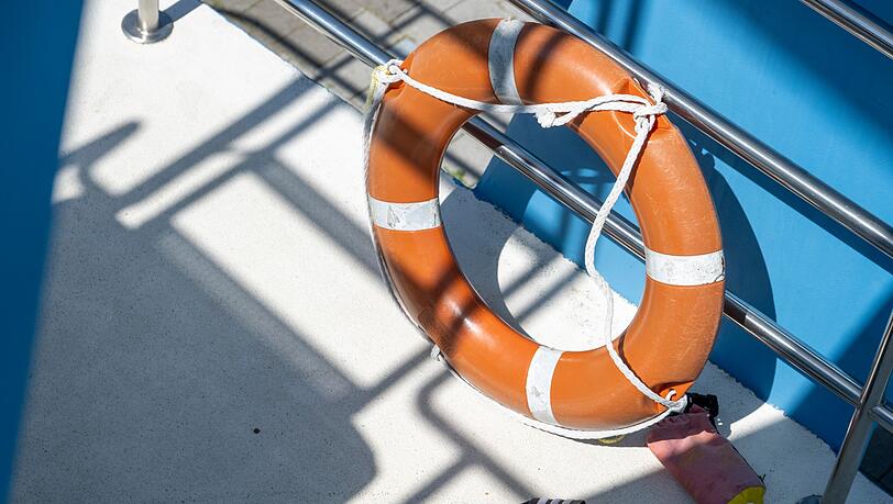 Rettungskräfte bargen den Mann noch aus dem Wasser, er starb später in einem Krankenhaus. (Symbolbild) Rettungskräfte bargen den Mann noch aus dem Wasser, er starb später in einem Krankenhaus. (Symbolbild)