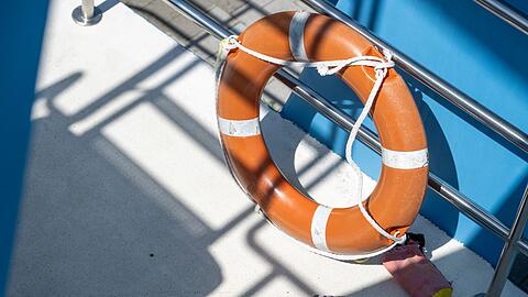 Rettungskr&auml;fte bargen den Mann noch aus dem Wasser, er starb sp&auml;ter in einem Krankenhaus. (Symbolbild)