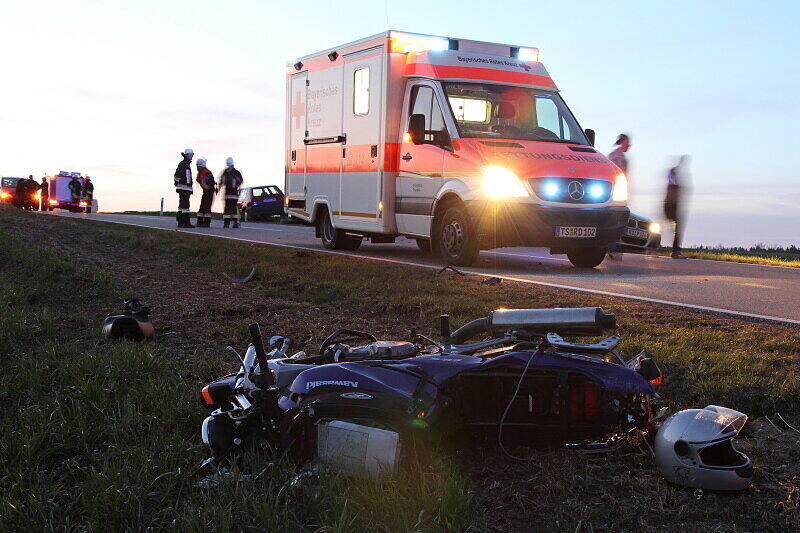 Am Mittwochabend ist es zwischen Peterskirchen und Tacherting zu einem schweren Unfall gekommen. Ein Motorrad-Fahrer ist beim Überholen mit einem entgegenkommenden PKW zusammengekracht. Durch die Wucht des Aufpralls wurde der 27-Jährige von seinem Motorrad geschleudert und dabei lebensbedrohlich verletzt. Er musste mit dem Hubschrauber ins Krankenhaus geflogen werden.