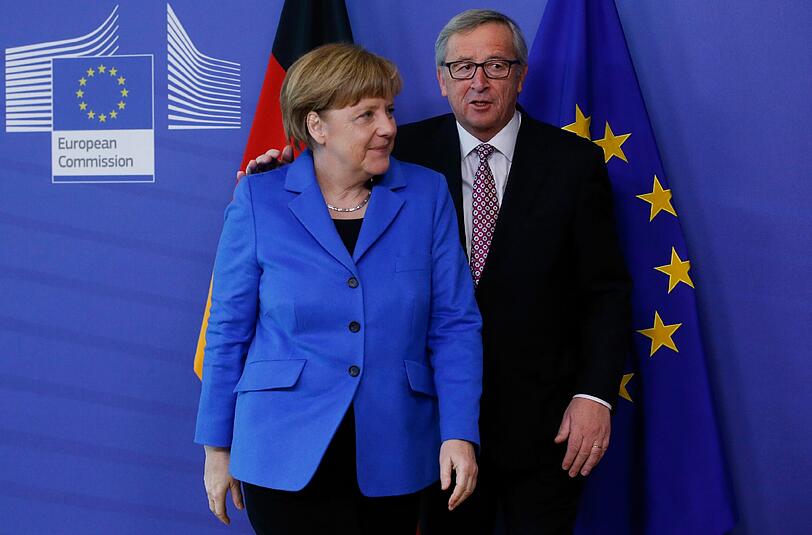 Jean-Claude Juncker hat Bundeskanzlerin Angela Merkel angerufen und sich erneut mit ihr über die Griechenland-Krise ausgetauscht.