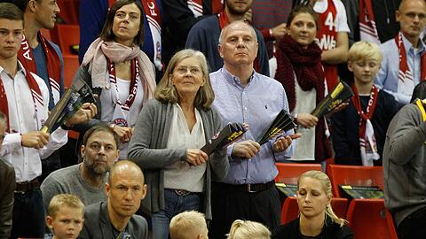 Am Sonntag feuerte Uli Hoeneß mal wieder die Bayern Basketballer im Audi Dome an. Eine Reihe davor sah Arjen Robben mit seiner Frau und den drei Kindern beim Basketball zu. Die Bilder!