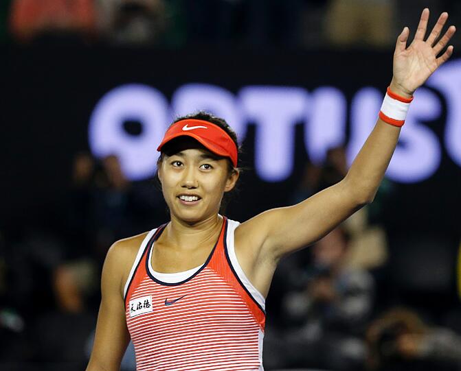 So nah liegen Freud' und Leid im Sport beieinander: die Chinesin Shuai Zhang profitierte im Achtelfinale der Australian Open von der Oberschenkelverletzung ihrer Gegnerin Madison Keys (USA). Die Bilder vom Drama.