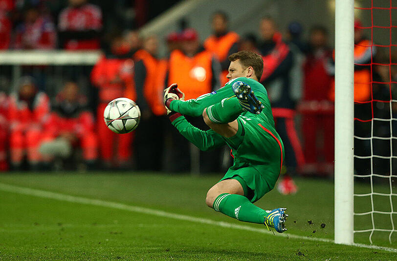 Manuel Neuer hält den Foulelfmeter von Fernando Torres.
