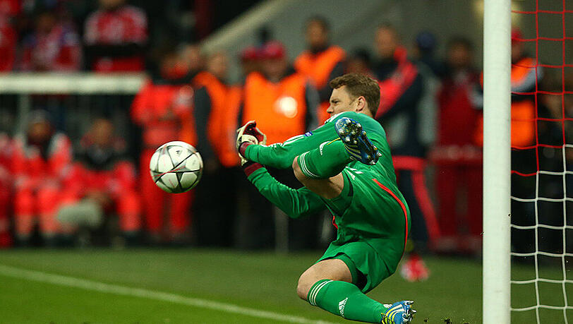 Manuel Neuer hält den Foulelfmeter von Fernando Torres. Manuel Neuer hält den Foulelfmeter von Fernando Torres.