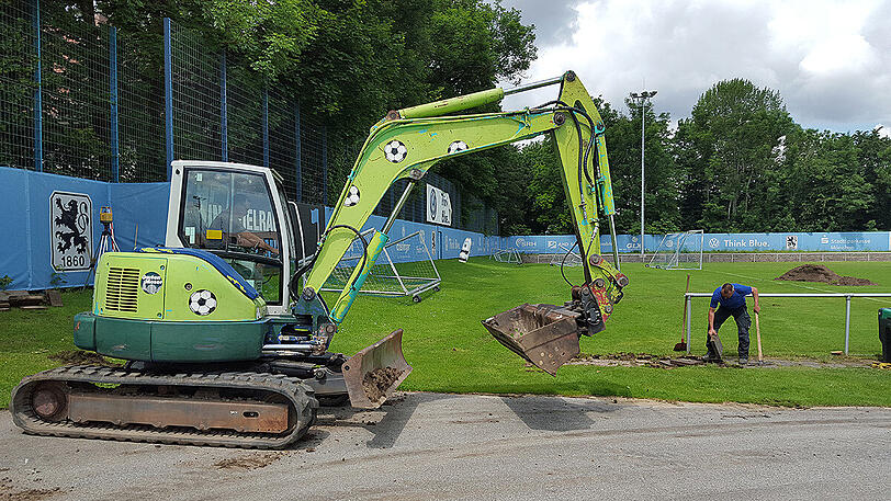 Der erste Bagger ist angerollt - so sehen die Umbauarbeiten beim TSV 1860 an der Grünwalder Straße aus.