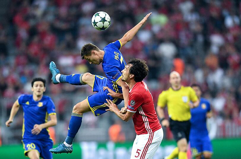 MATS HUMMELS: NOTE 3.
Hatte eine große Kopfballchance (39.). Wurde dabei von Gegenspieler  
Mevlja böse im Gesicht erwischt. Musste mit Schmerzen Anfang der  
zweiten Halbzeit raus