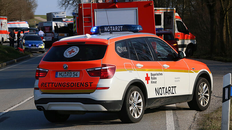 Bilder von der B15 im Landkreis Rosenheim, wo es zum schweren Verkehrsunfall mit einem Toten gekommen ist.