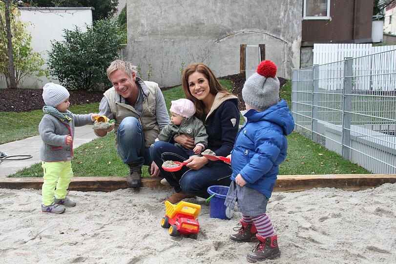 Willkommen bei den "Leokids": Karen Webb und ihr Freund Christian Mürau mit den Krippenkindern Clara, Elöise und Matilda.