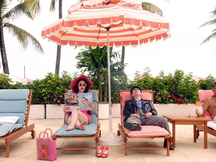 Rachel Brosnahan (l) als Miriam "Midge" Maisel auf der Sonnenliege.