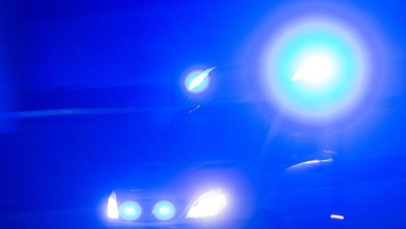Ein Rettungswagen fährt mit Blaulicht durch die Nacht. Foto: Patrick Seeger/Archivbild